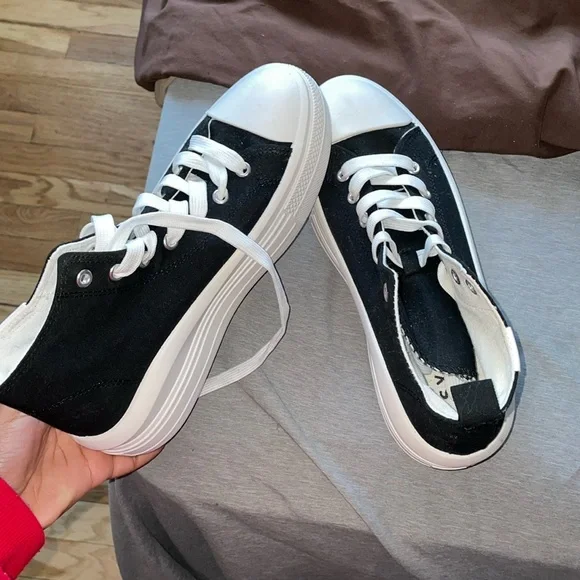 Brand new shoes, never worn before, I have 2 of them - Picture 1 of 5